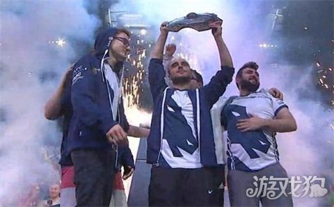 更是对他足 更是对他足